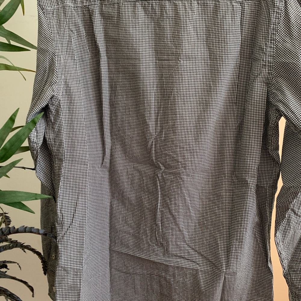 Old Navy Men’s Black and White Gingham Button Down Shirt - Picture 5 of 8